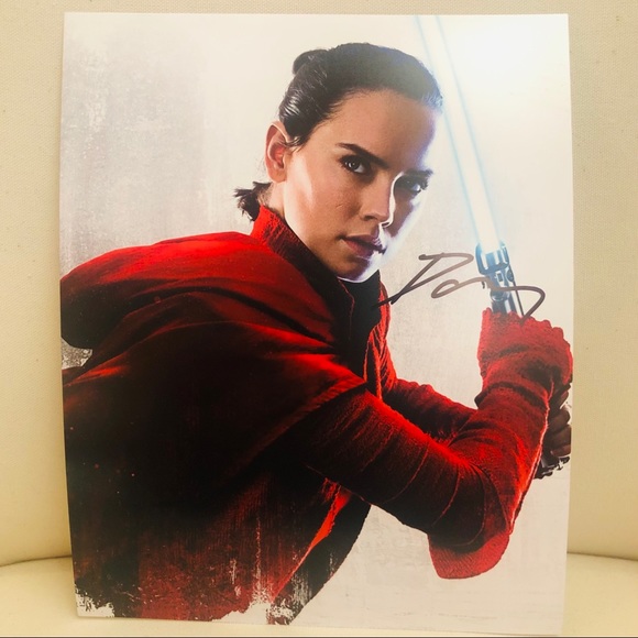 DAISY RIDLEY AUTOGRAPHED 8X10 BRAND NEW - Picture 3 of 3